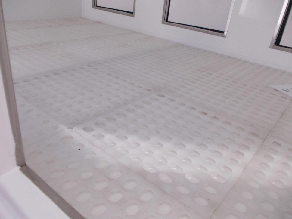  PLASTIC FLOOR MATTS