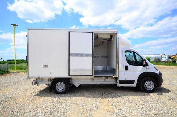 Ideal for city traffic as a 3.5t vehicle with refrigeration unit and partition panel